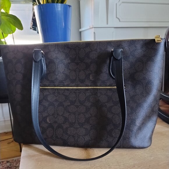 COACH Gallery Tote Bag In Signature Canvas - Picture 4 of 11